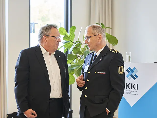 Zwei Männer bei einer Unterhaltung