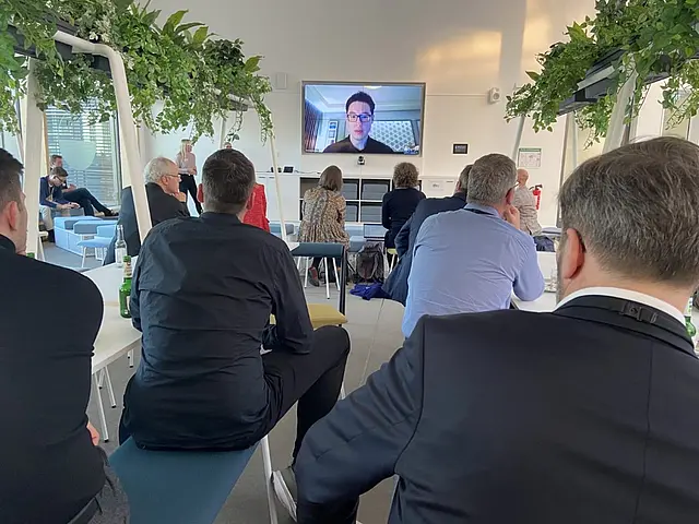 Foto aus der Fachtagung mit Menschen beim Zuhören