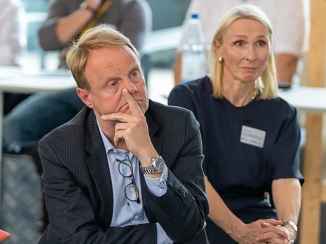 Andrea Pieper und Martin Debusmann beim Zuhören des Referenten