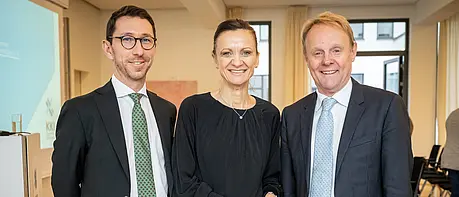 Auf dem Foto ist Andrej Philippi, Claudia Rathfux und Martin Debusmann zu sehen