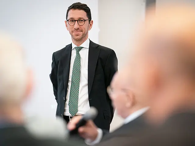 Andrej Philippi steht neben dem Podium