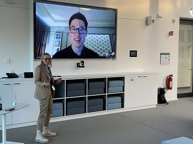 Andrea Pieper beim Präsentieren