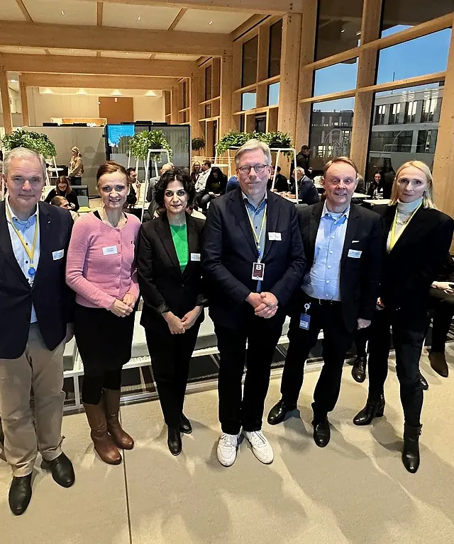 Sechs Teilnehmer stehen nebeneinander und lächeln in die Kamera