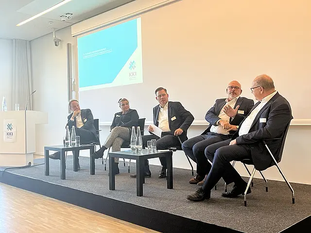 Podiumsdiskussion mit fünf Personen beim Diskutieren