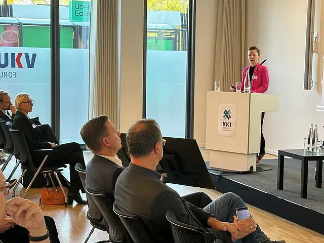 Mehrere Teilnehmer hören der Referentin zu