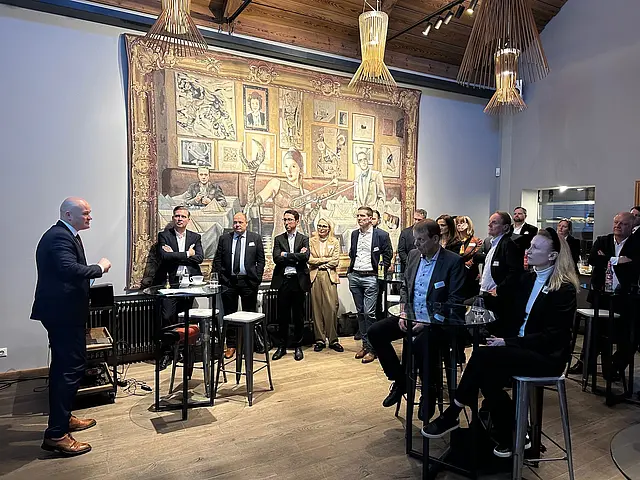 Mehrere Teilnehmer hören dem Referenten zu 