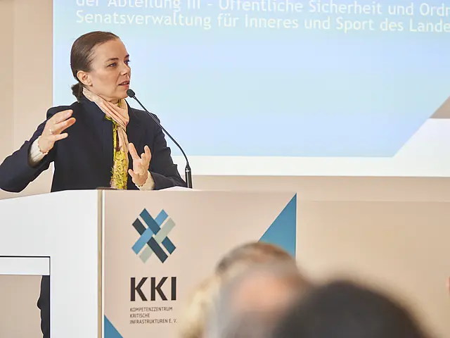 Frau am Rednerpult beim Präsentieren