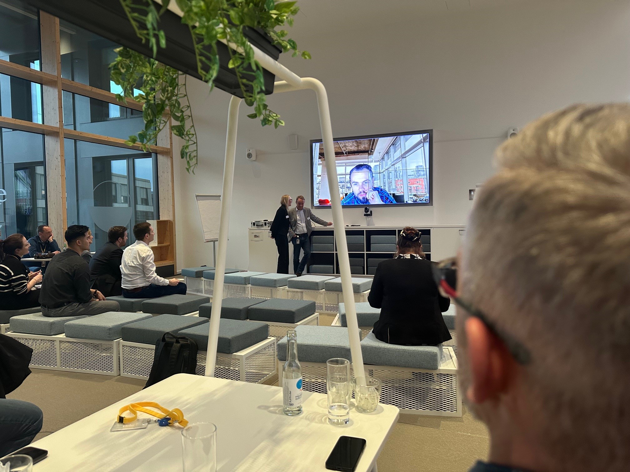 Mehre Personen sitzten in einem Konverenzraum und Höre dem Redner auf dem Monitor zu, zweite Veranstaltung von  KKI e.V. (Kompetenzzentrum Kritische Infrastrukturen e.V.) 2024